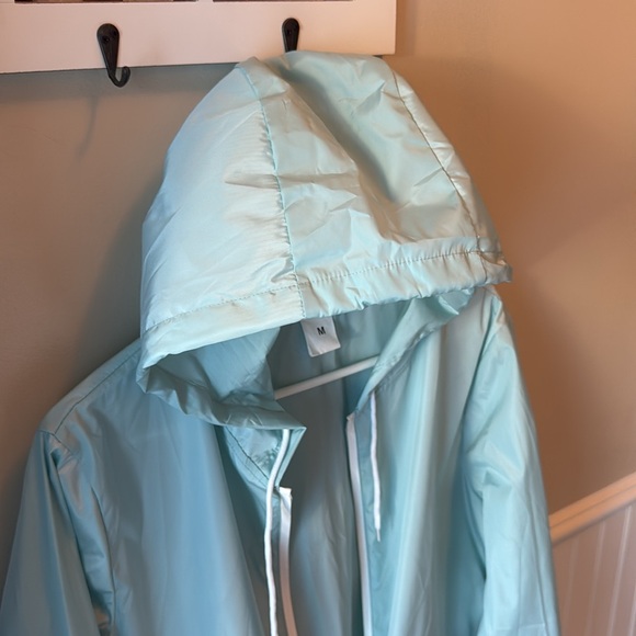 LN RAINCOAT SUOER LIGHTWEIGHT HOOD POCKETS BUNGEES TO ADJUST, SIZE MEDIUM - Picture 13 of 17